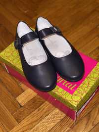 Продам новые туфли для девочки, 32 размер фирма Arial