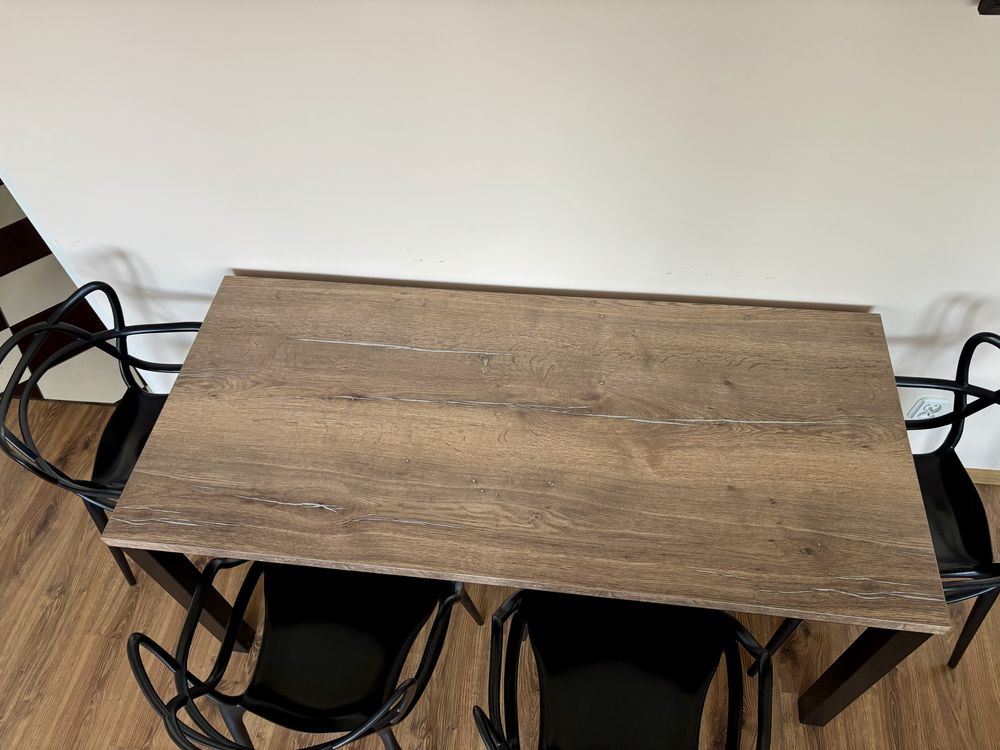 Stół jadalniany z 4 designerskimi krzesłami – jak nowy!