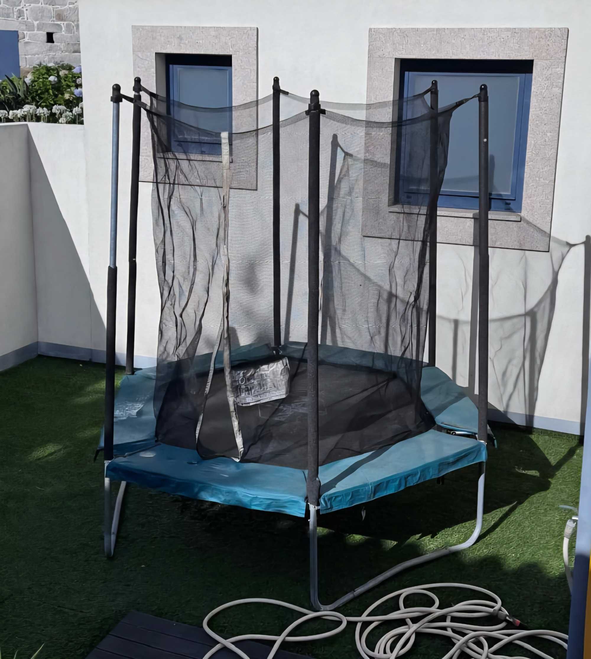 Cama elástica em bom estado