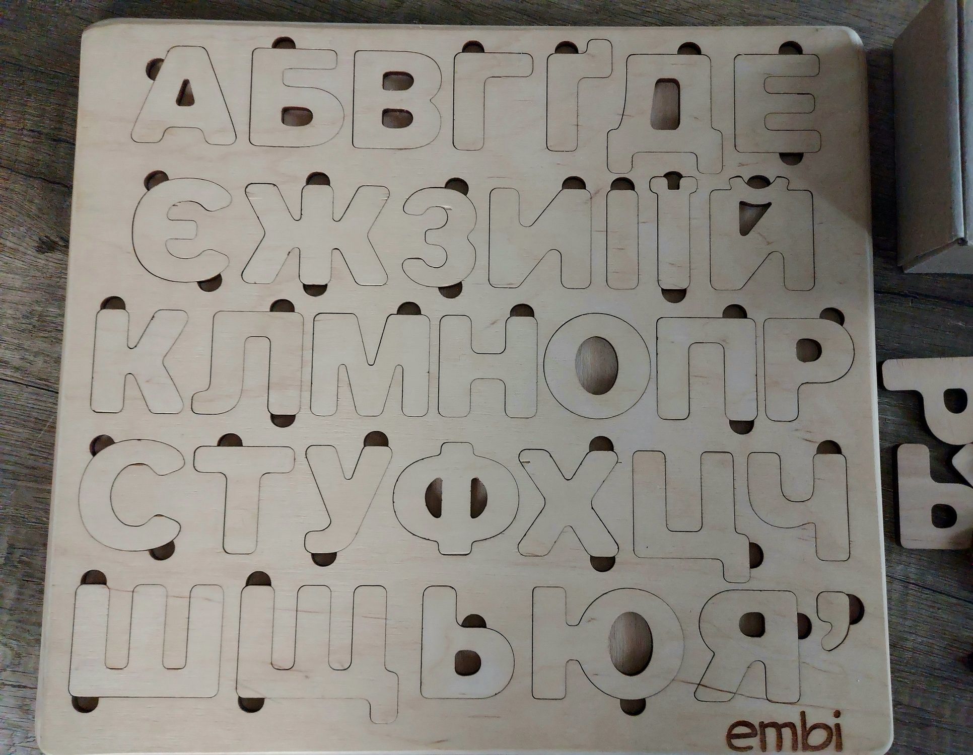 Дерев'яна дошка-алфавіт Embi з набором додаткових літер
