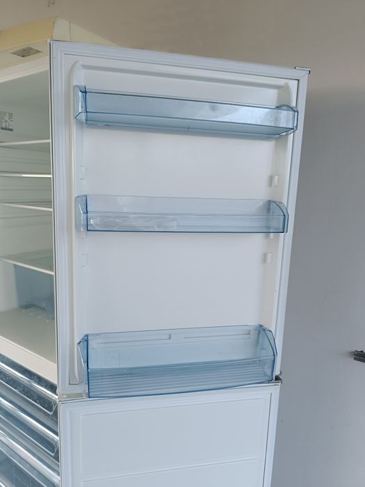 Холодильник з морозильною камерою