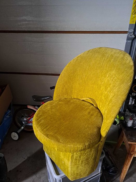 Dwie pufy z oparciem