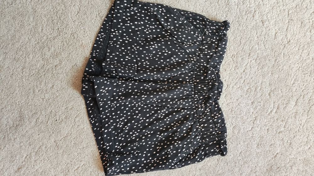 Zestaw trzech par spodenek dla dziewczynki w rozmiarze 104 marki h&m