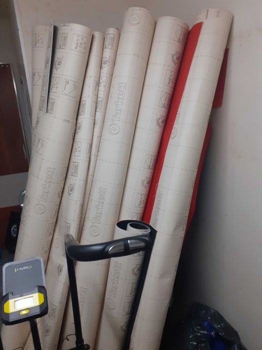 Prawie nowa wykładzina gumowa czarna i czerwona oraz fizelina czarna