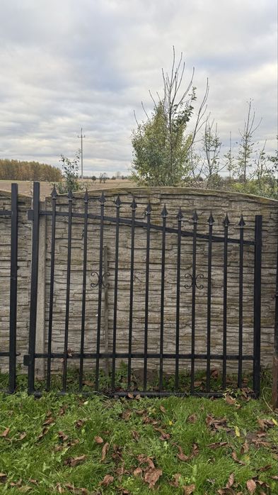 Brama z furtka i slupkami