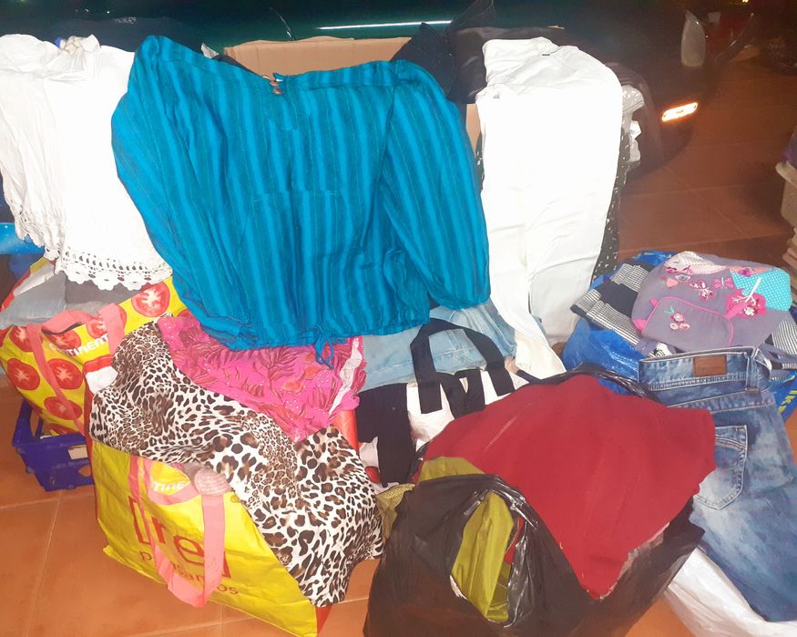 Lote de muitos sacos de roupa de varios tamanhos