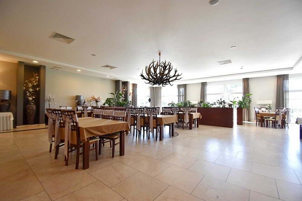 Elegancka przestrzeń do wynajęcia w dworku z trasem i ogrodem