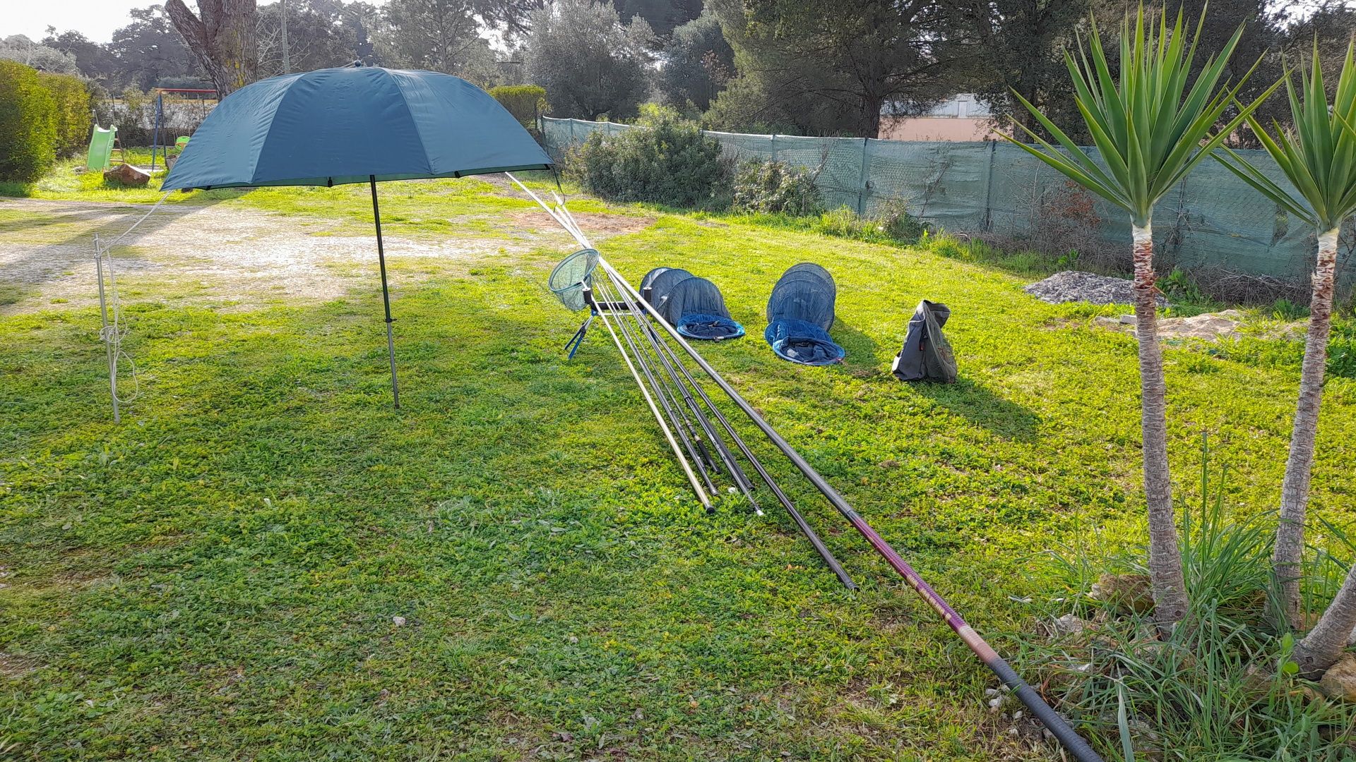 Canas, carretes, boias,chapéus sol.