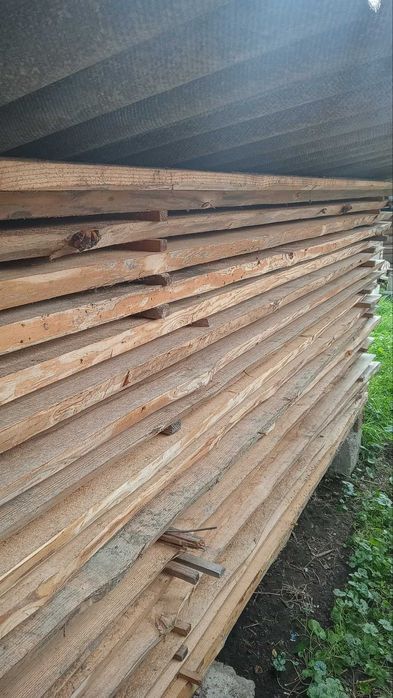 Соснова дошка не обрізана.