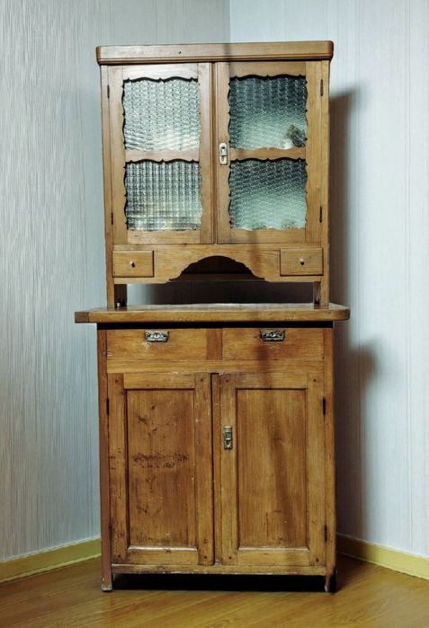 Старовинний гуцульський Креденс