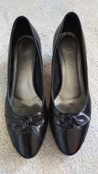 Skórzane czarne buty Lasocki na niskim obcasie 39 Brak fleka