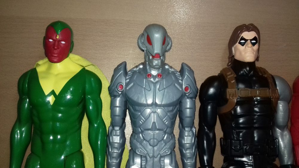 5 bonecos War Machine, Homem Formiga, Ultron, Vision e Soldado Inverno