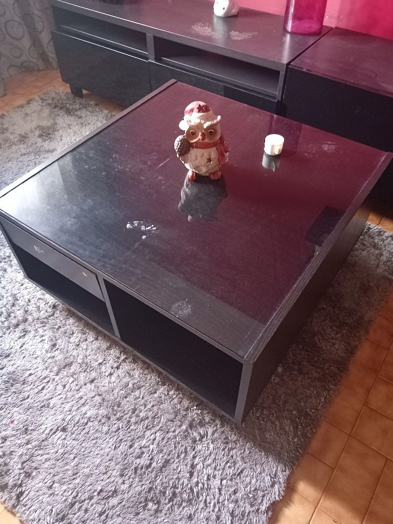 Mesa de centro ÷ móvel e prateleiras