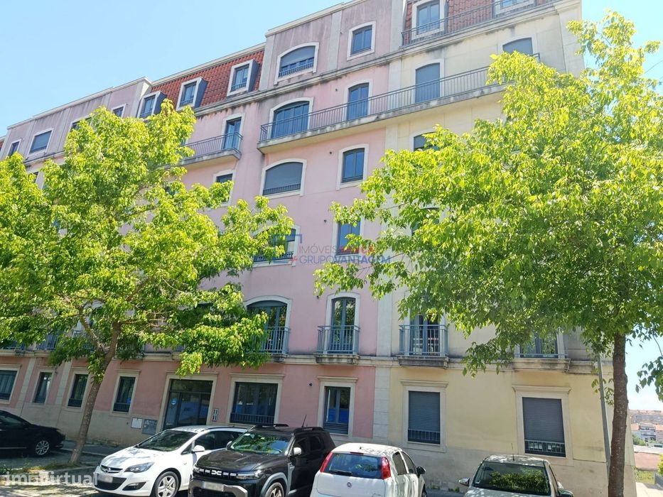 Apartamento T2+1 com garagem e dois arrumos em Oliveira do Douro, Gaia