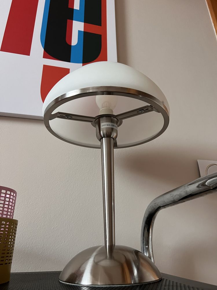 Lampa w stylu bauhaus