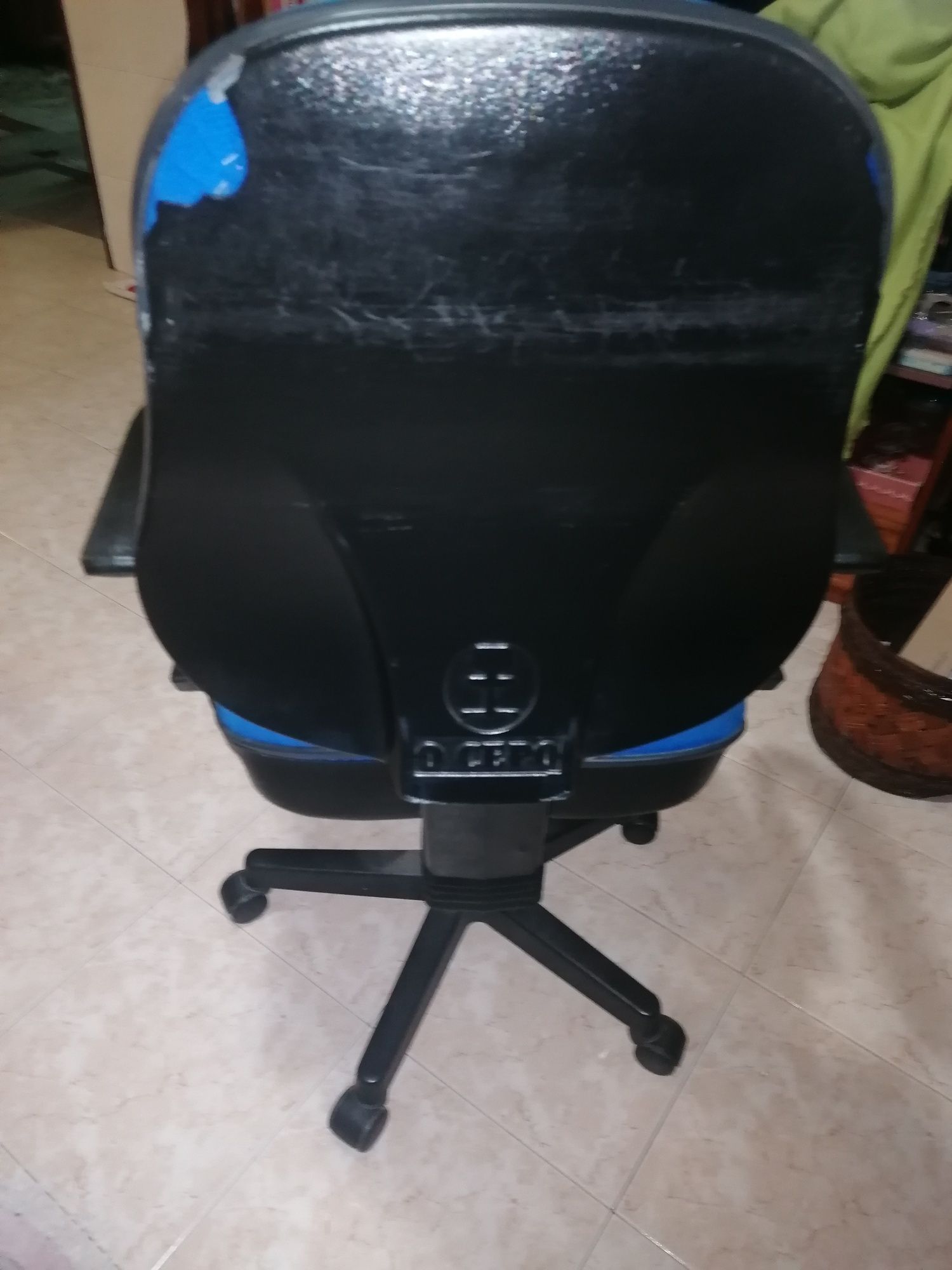 Cadeira de escritório só tem parte costas plástico partido