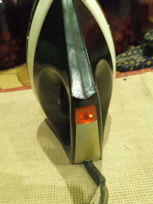 блюдо сковородки   Посуда    фужеры Утюг рабочий