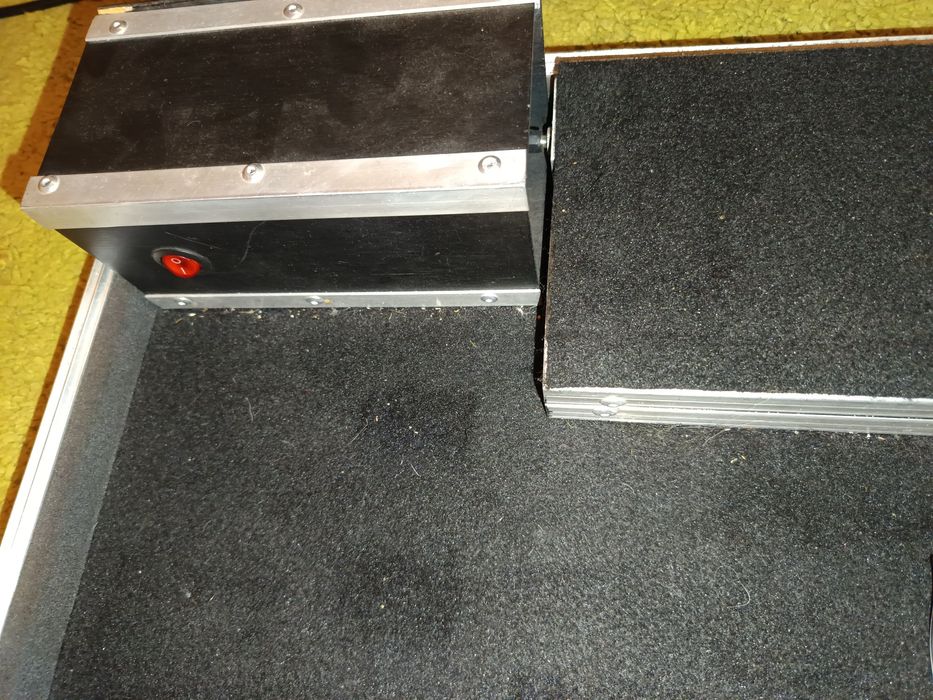 Pedalboard gitarowy hardcase  85*46 cm wraz z zabudowanym zasilaczem