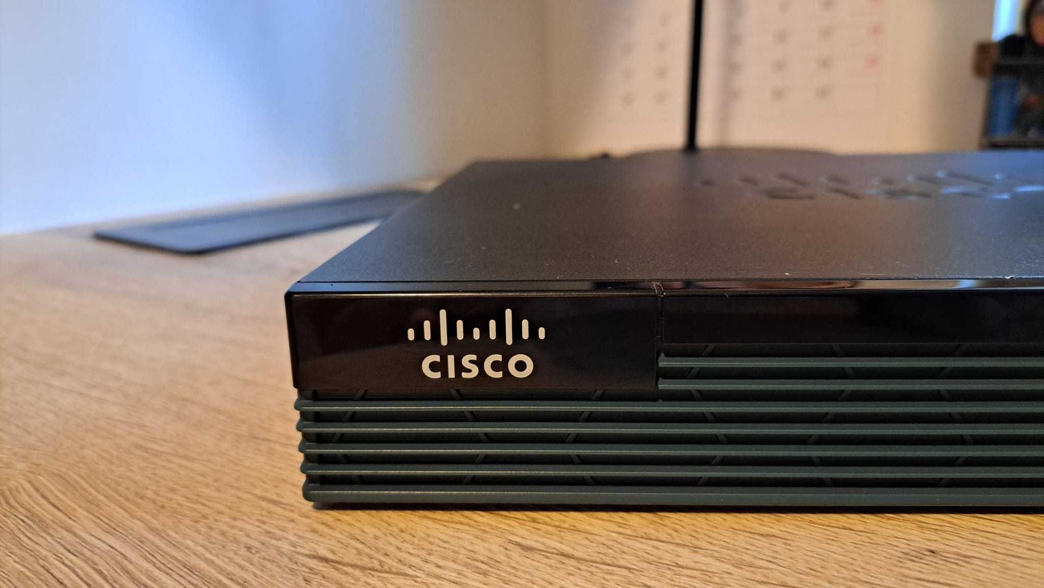 Router CISCO 1921 24G