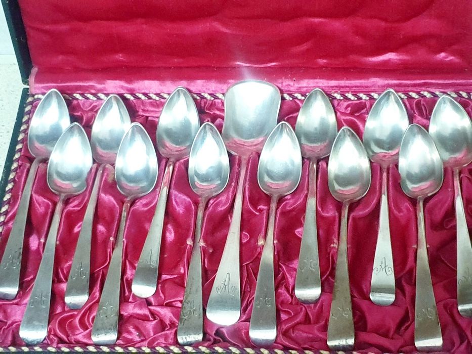 Conjunto de 13 antigas colheres de chá/sobremes em prata portuguesa