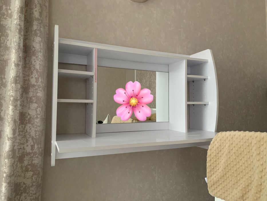 Косметичний підвісний столик
В ідеальному стані