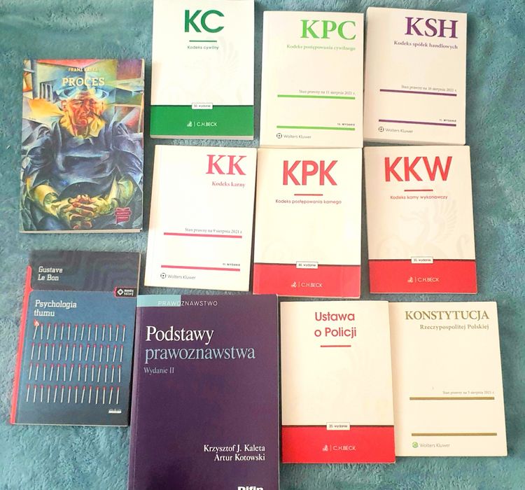 Zestaw książki prawnicze, kodeksy, psychologia, podstawy.