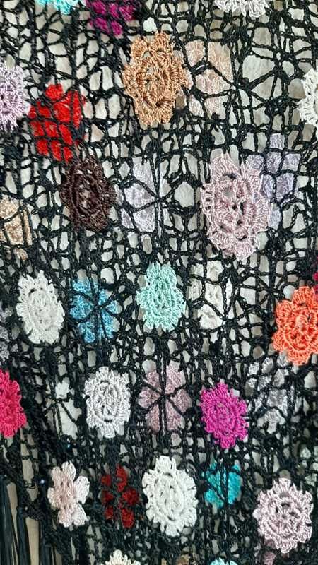 Poncho de crochet preto com flores