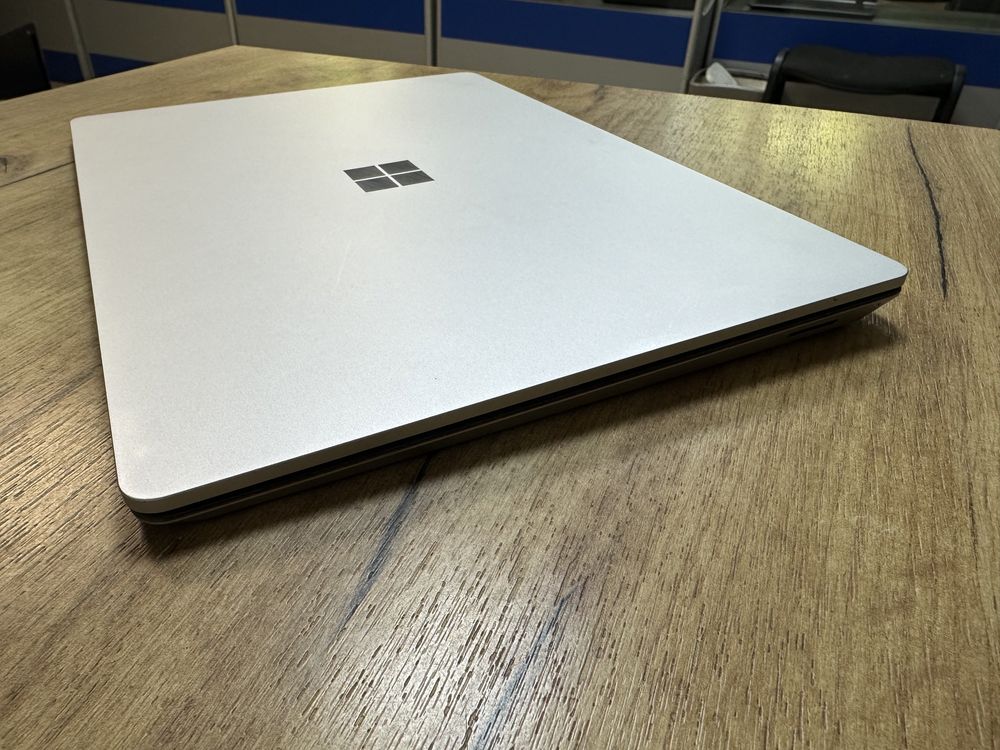 Micrsoft Surface Laptop  13.5" IPS i5 7200U 8Gb SSD256Gb
