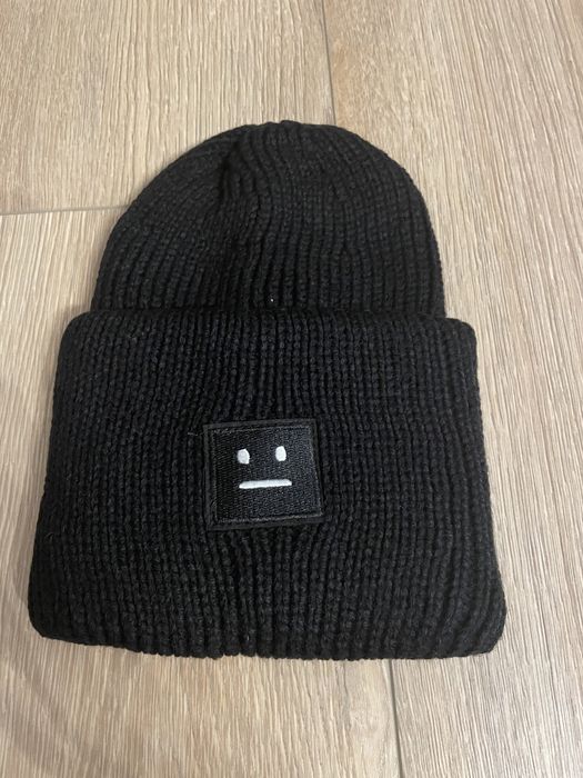 Czarna nowa czapka z usmiechem