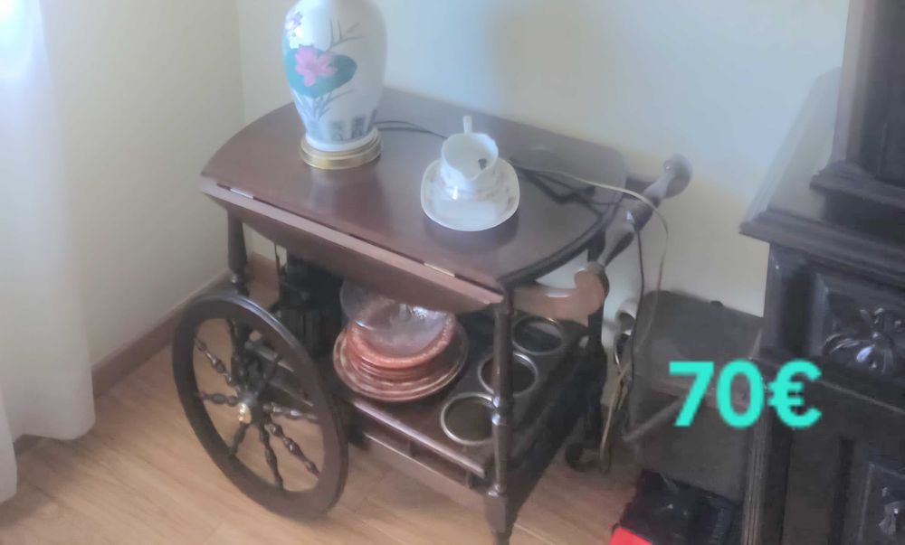 Vários móveis antigos