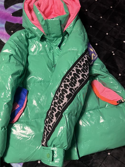 Яркая куртку на холодную осень теплую зиму