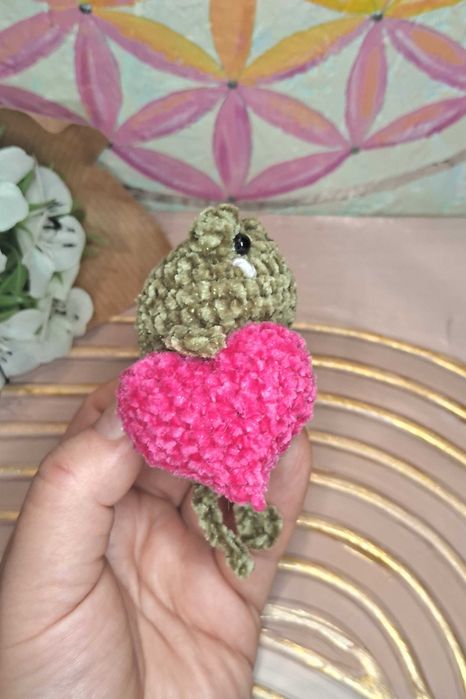 Prezent na walentynki żabka na szydełku walentynka amigurumi