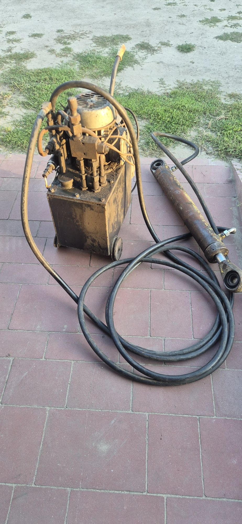 Agregat hydrauliczny , pompa,  plus siłownik.