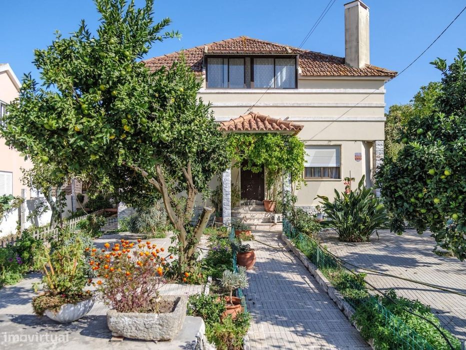 Moradia Térrea com Sótão, Garagem e Amplo Espaço Exterior – Venda do P