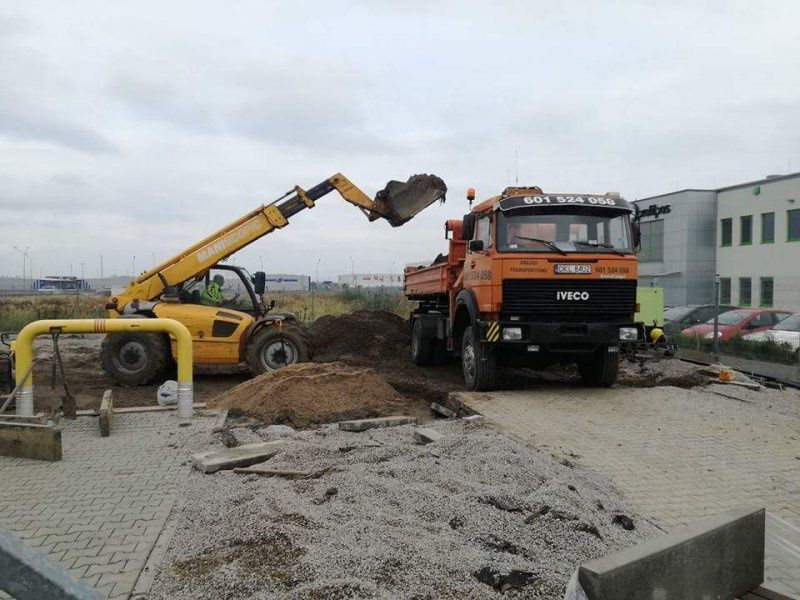 Usługi ładowarką teleskopową ładowarka widły manitou fadroma transport