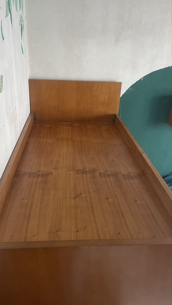 Cama madeira maciça com guarda fato embutido por baixo.