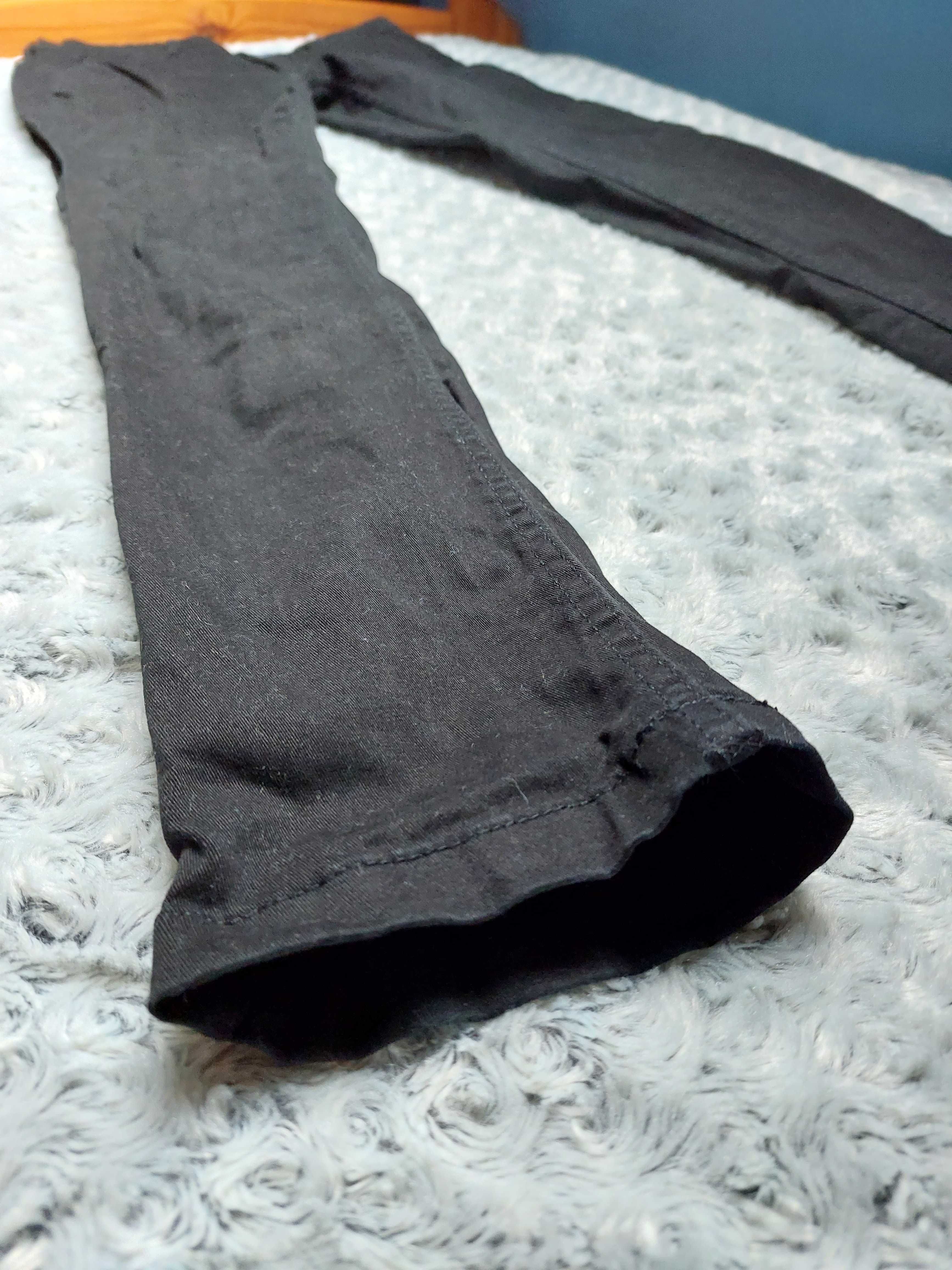 Czarne spodnie rurki, M