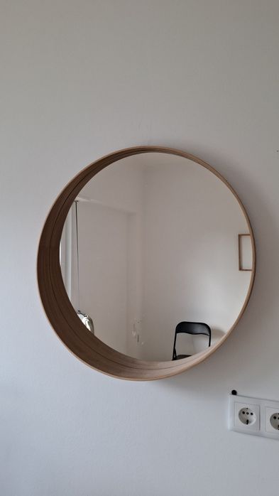 Espelho redondo IKEA, 60 cm, com moldura em madeira.
Peça elegante e m