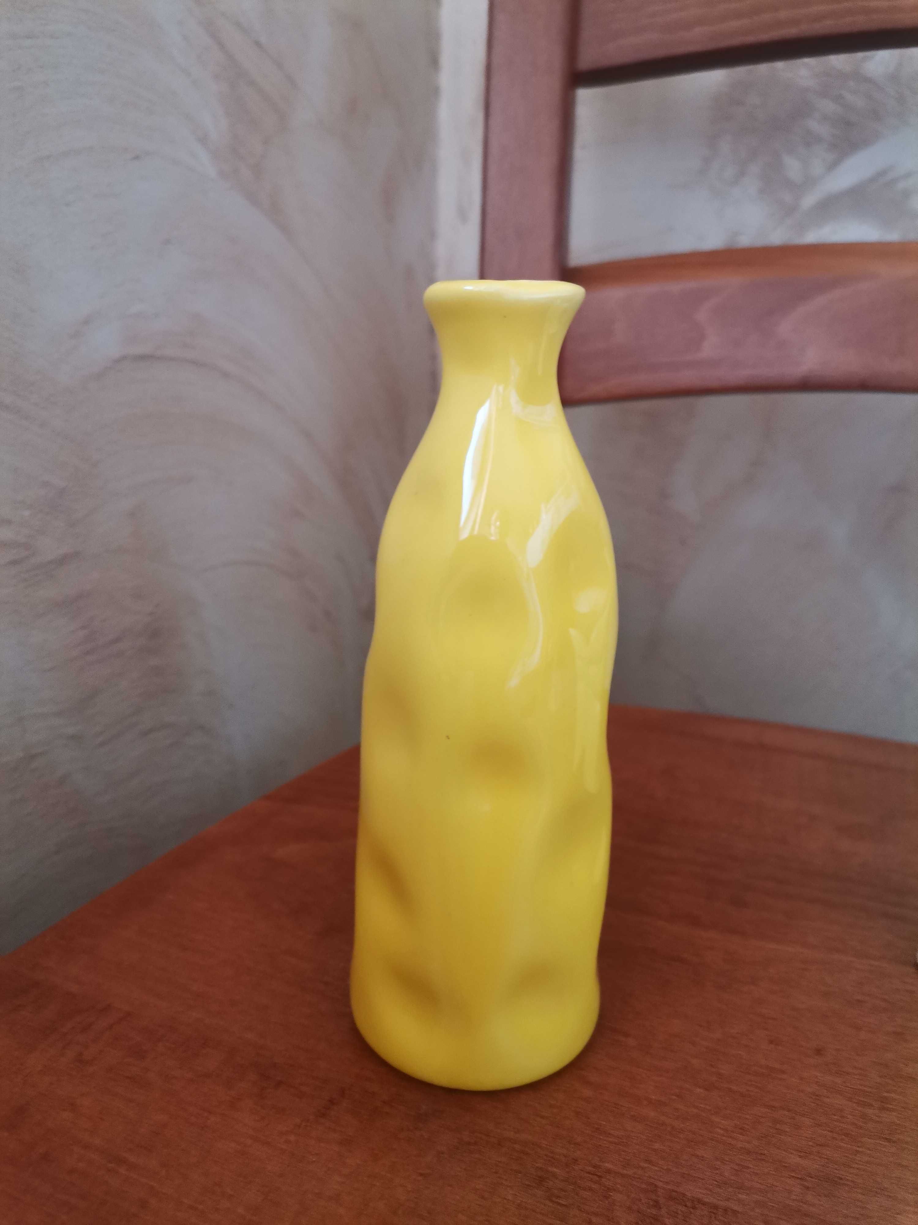 Żółty wazonik ceramiczny