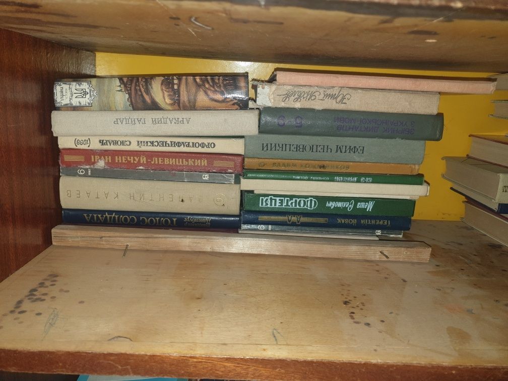 Книги отдам пару мешков ,самовывоз если оптом всё