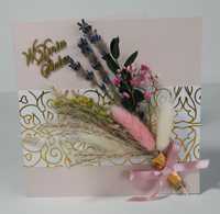 Kartka na urodziny z bukietem prawdziwych kwiatów w pudełku