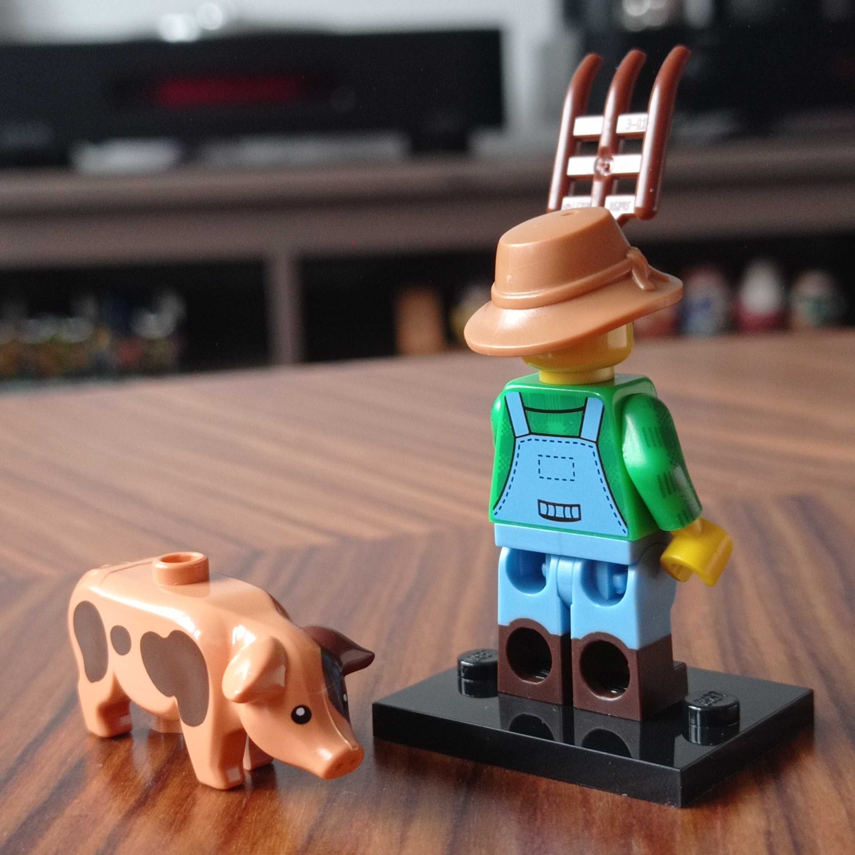 LEGO minifigurka seria 15 Farmer Rolnik 71011 + LEGO świnia