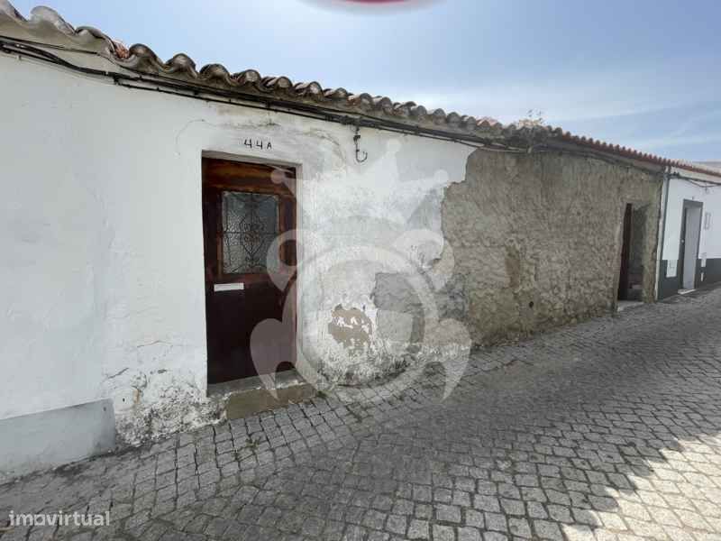 Moradia Térrea Para Reabilitar Em Serpa