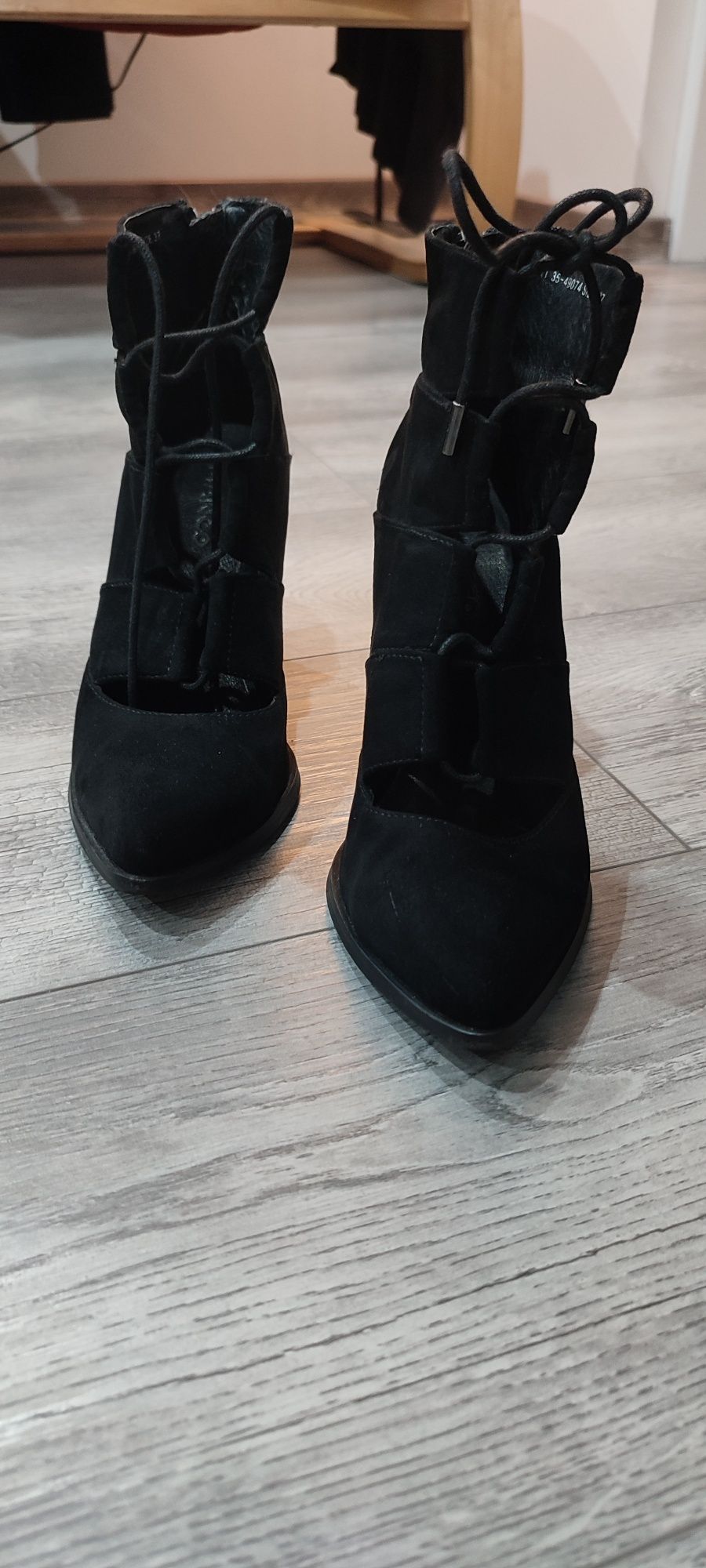 Botki z zamkiem z tyłu, buty na wysokim obcasie