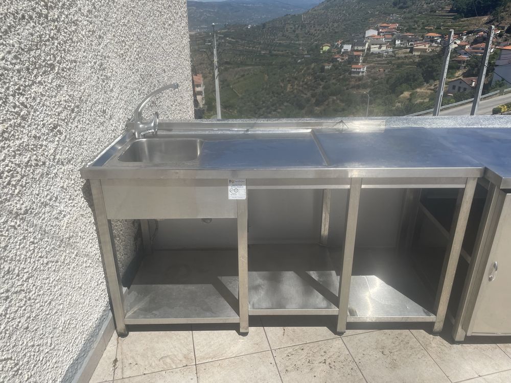 Bancoes em inox e lava copos usados