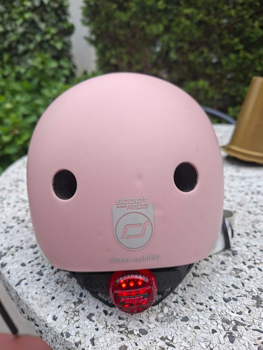 Różowy Kask Scoot and Ride  dla małego dziecka z lampką Led.