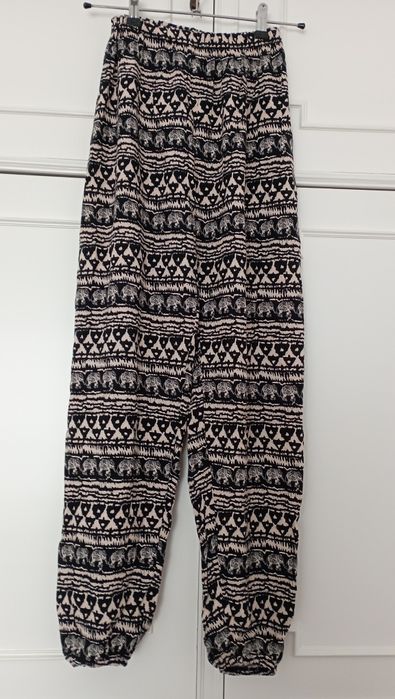 Calças da Natura em preto e branco