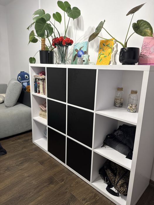 Czarno-biały regał