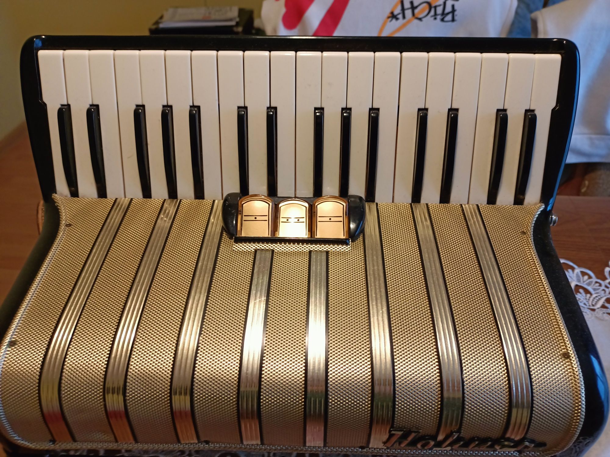 Akordeon Hohner Concertto 2 ,72 basy,