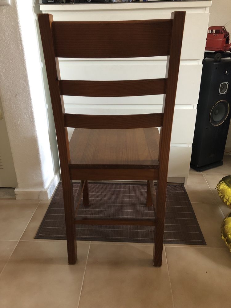 Duas cadeiras em pinho maciço cor de mel